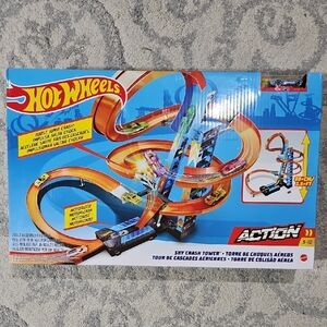 Hot Wheels Sky Crash Tower Playset - BRAND NEW!